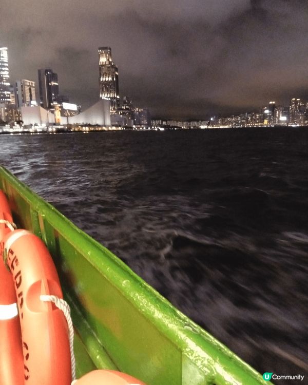 維多利亞港兩岸五光十色的摩天大樓，拼湊出璀璨奪目的夜景，是香...