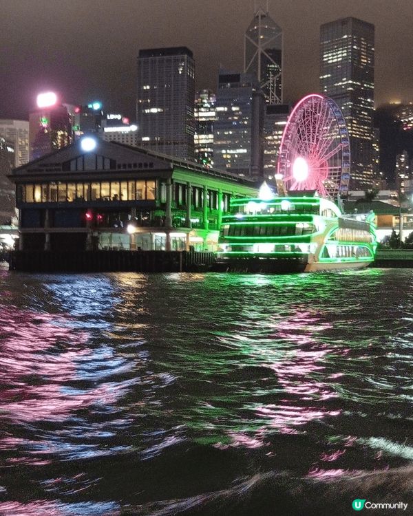 維多利亞港兩岸五光十色的摩天大樓，拼湊出璀璨奪目的夜景，是香...