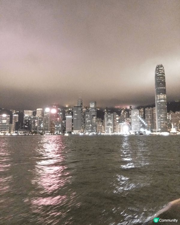 維多利亞港兩岸五光十色的摩天大樓，拼湊出璀璨奪目的夜景，是香...