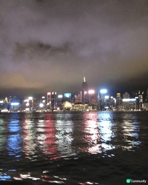 維多利亞港兩岸五光十色的摩天大樓，拼湊出璀璨奪目的夜景，是香...