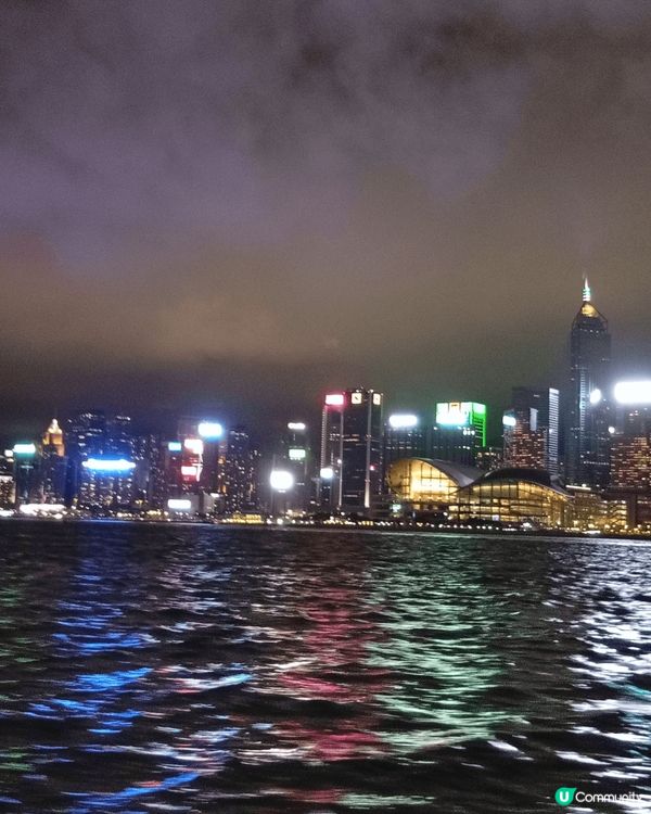 維多利亞港兩岸五光十色的摩天大樓，拼湊出璀璨奪目的夜景，是香...