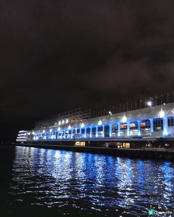 維多利亞港兩岸五光十色的摩天大樓，拼湊出璀璨奪目的夜景，是香...