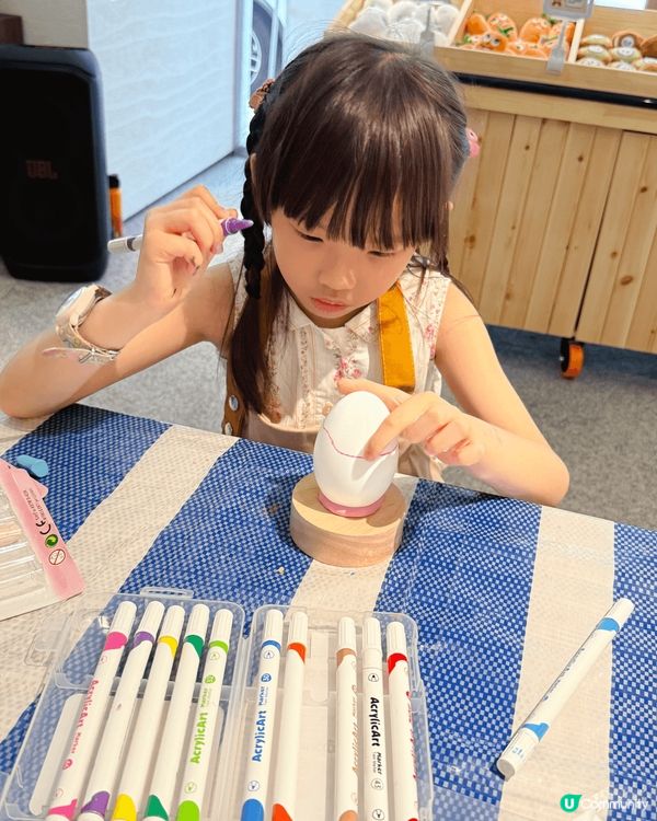 這個復活節，我哋走入咗一個色彩繽紛、滿載情緒同笑聲嘅小宇宙～...