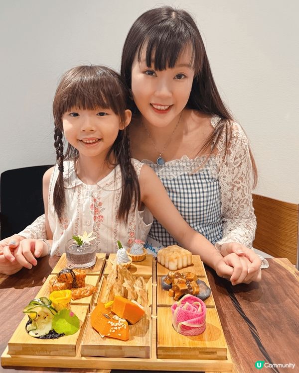 這個復活節，我哋走入咗一個色彩繽紛、滿載情緒同笑聲嘅小宇宙～...