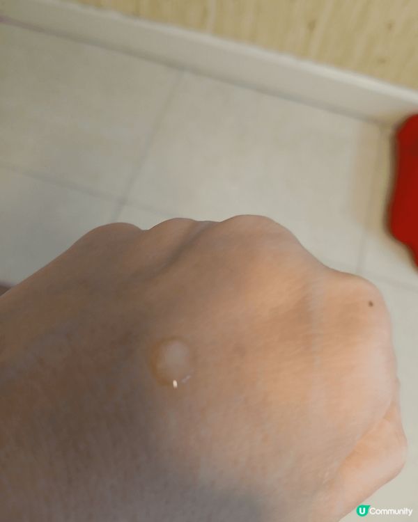 在日本美妝店，或大型藥房都買到，百零蚊的精華。特點是質地不水...