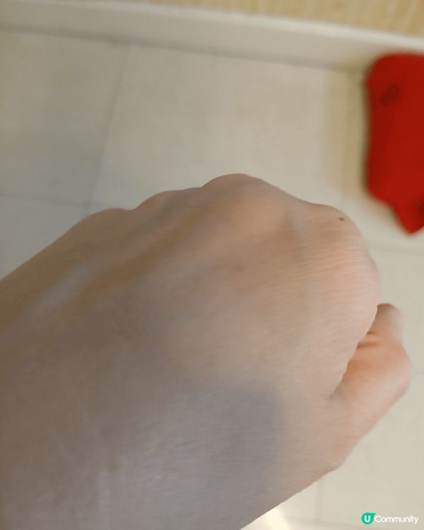 在日本美妝店，或大型藥房都買到，百零蚊的精華。特點是質地不水...