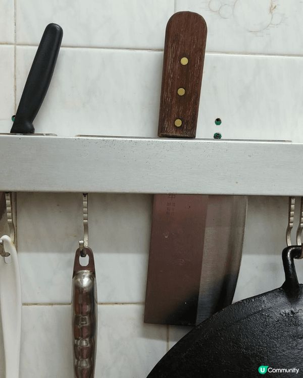 刀架放到好多嘢，亦有好多掛鉤。門嘅磁吸好實用。有四隻腳嘅電視...