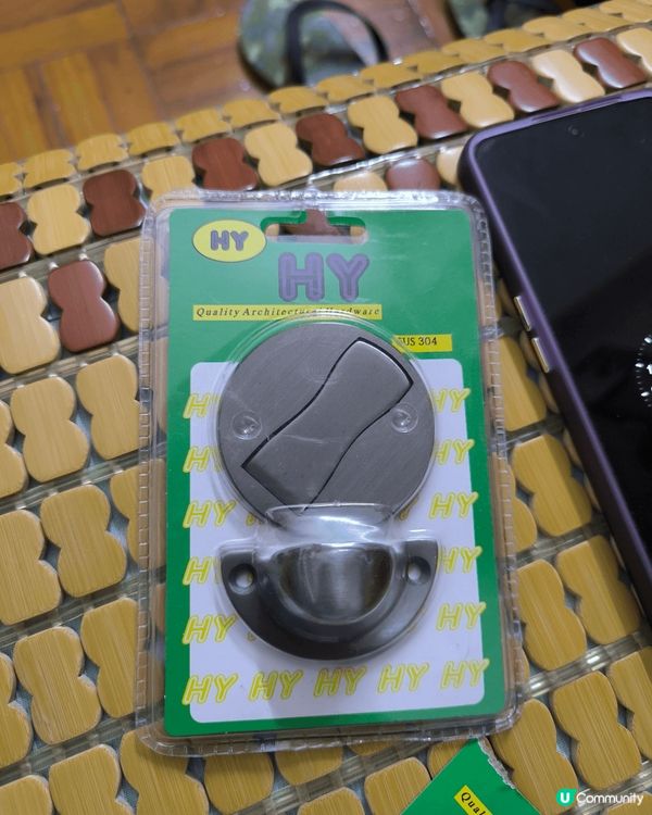 刀架放到好多嘢，亦有好多掛鉤。門嘅磁吸好實用。有四隻腳嘅電視...