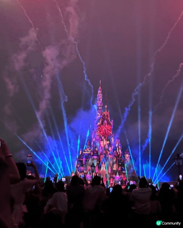 香港迪士尼樂園既光影匯演同煙花表演真係好吸引，門票係貴d，但...