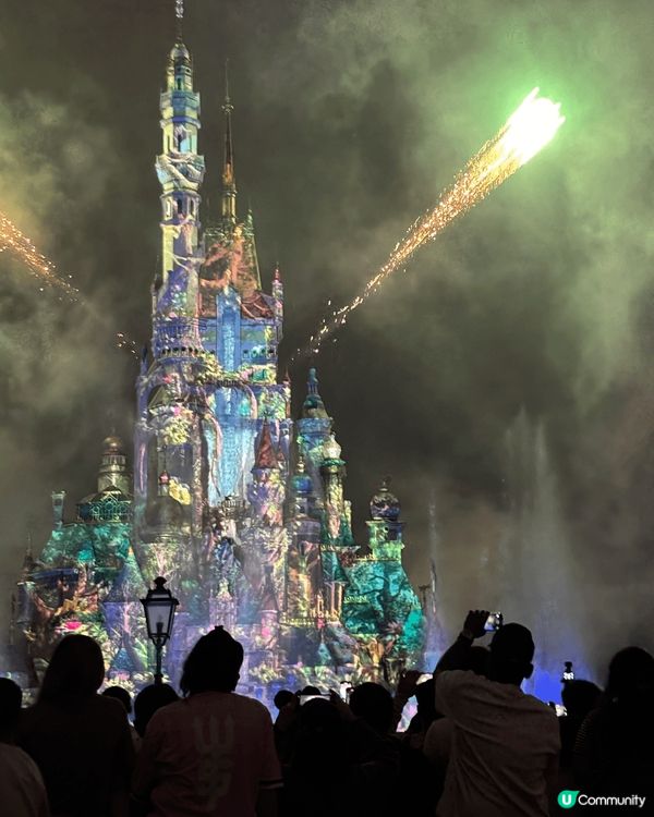 香港迪士尼樂園既光影匯演同煙花表演真係好吸引，門票係貴d，但...