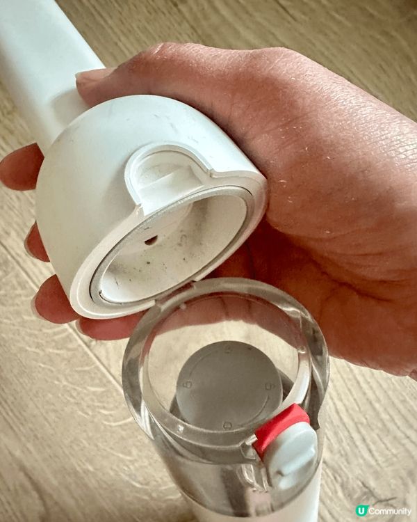 推介小米小型吸塵機，細細部，有條長管可以伸入櫃桶下面吸塵，窿...