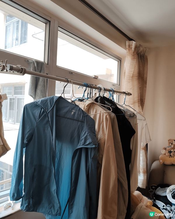 第一個室內晾衣架如出面下大雨可以在室內掠衫 ;第二個浴室扶手...