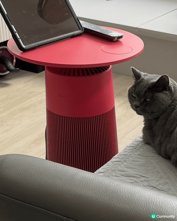 第一個可充手機電的小桌，可以在看電視同時充電放茶杯！第二收納...