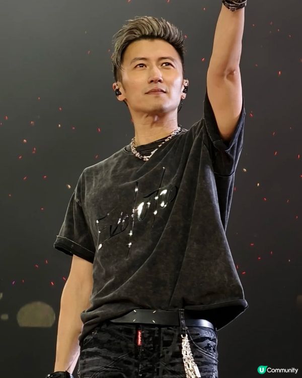 霆鋒一開聲，已經震撼全場！