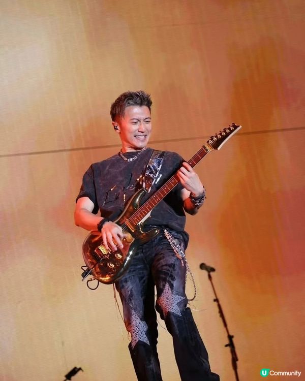 霆鋒唱得咁投入，睇得心郁郁！