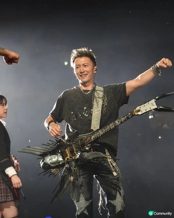 霆鋒唱得越激動，全場越投入！