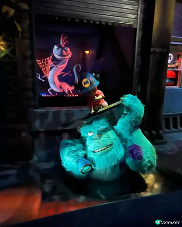 見到米奇同朋友，心情即刻興奮到跳起。 