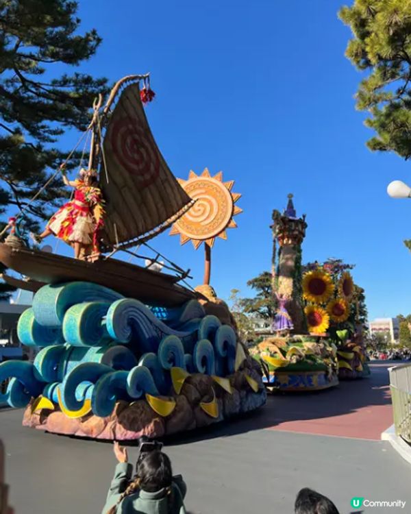 迪士尼遊行好精彩，每個角色都活靈活現。#Chill嘆酒店旅人...