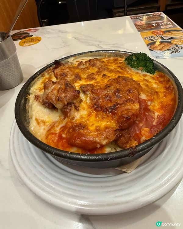 超級三色焗鮮茄一口豚肉西蘭花配白汁一口雞。