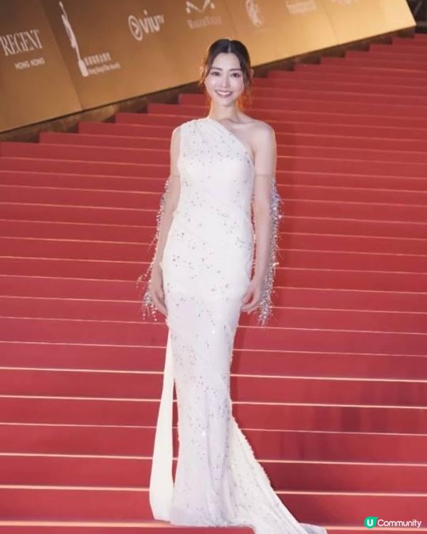 金像獎衛詩雅大熱封影后！紅地氈白色單肩晚裝係仙氣呀！