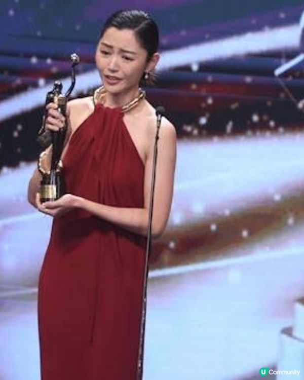 金像獎衛詩雅大熱封影后！紅地氈白色單肩晚裝係仙氣呀！