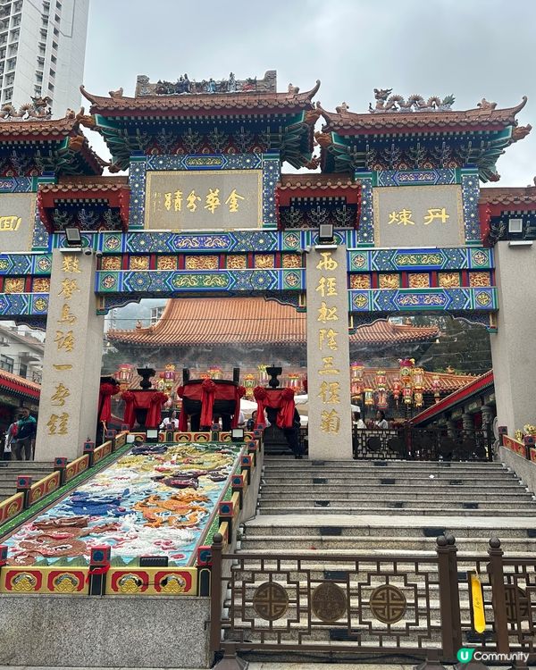 去左一轉黃大仙廟，做下遊客先