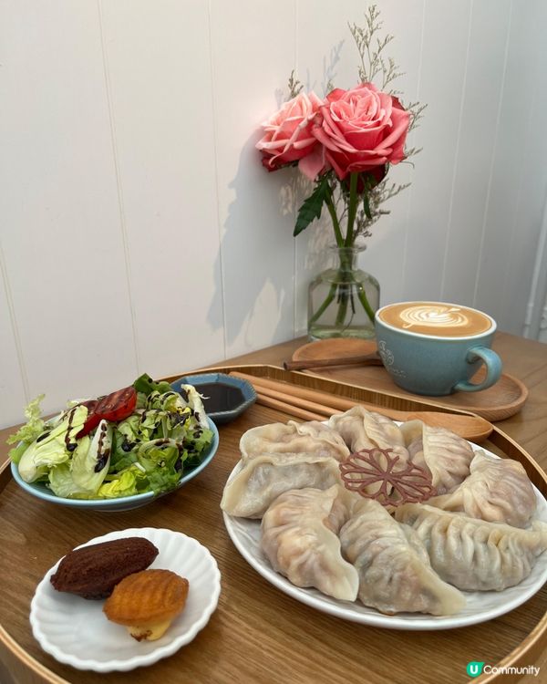 元朗全日早餐 🍳🥓🥐
份量十足，擺盤精緻，煙三文魚、香腸、黑