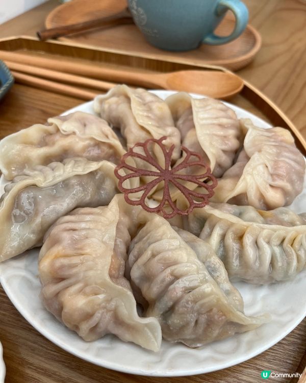 元朗全日早餐 🍳🥓🥐
份量十足，擺盤精緻，煙三文魚、香腸、黑