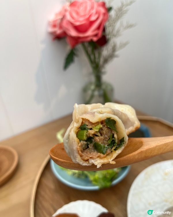 元朗全日早餐 🍳🥓🥐
份量十足，擺盤精緻，煙三文魚、香腸、黑