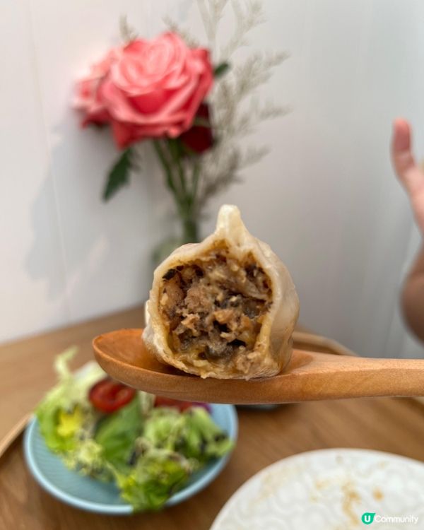 元朗全日早餐 🍳🥓🥐
份量十足，擺盤精緻，煙三文魚、香腸、黑