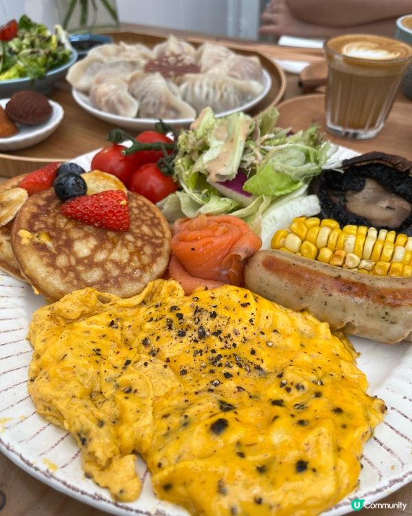 元朗全日早餐 🍳🥓🥐
份量十足，擺盤精緻，煙三文魚、香腸、黑