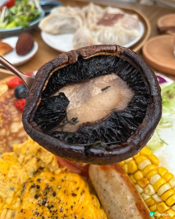 元朗全日早餐 🍳🥓🥐
份量十足，擺盤精緻，煙三文魚、香腸、黑