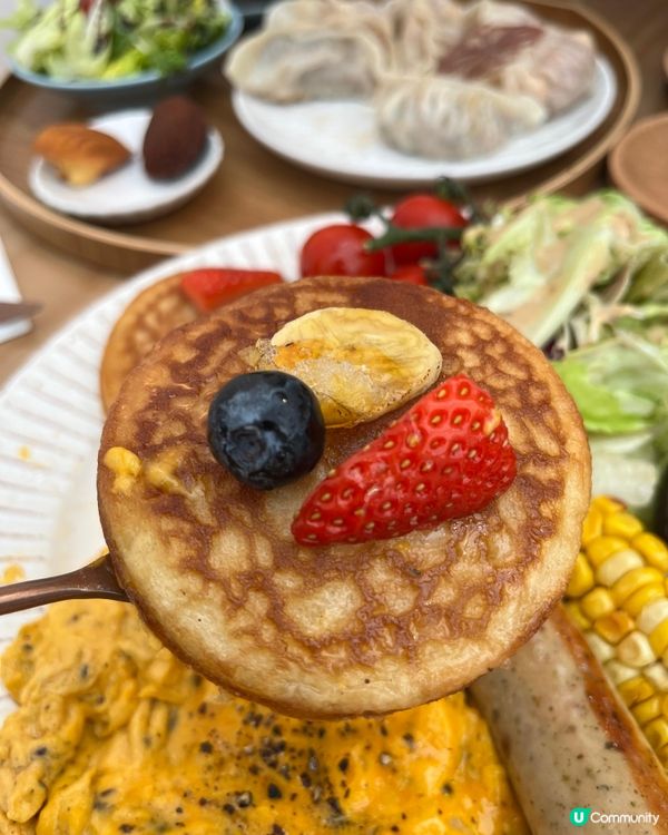 元朗全日早餐 🍳🥓🥐
份量十足，擺盤精緻，煙三文魚、香腸、黑