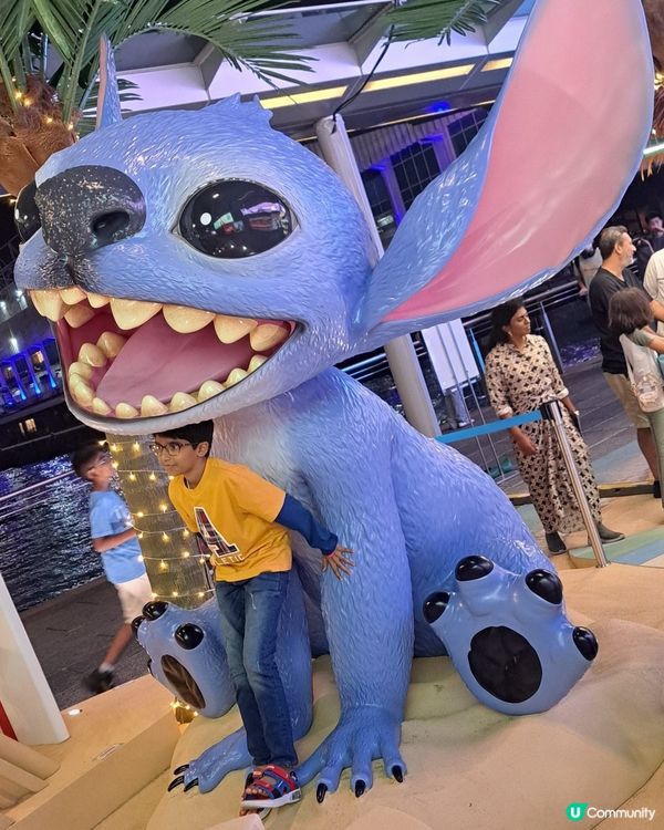 史迪仔出現在海港城外