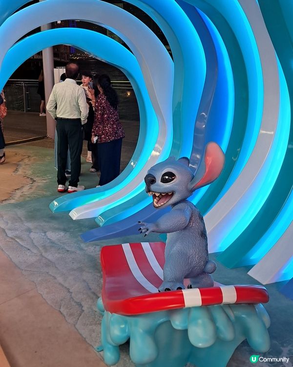 史迪仔出現在海港城外