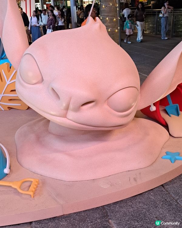 史迪仔出現在海港城外