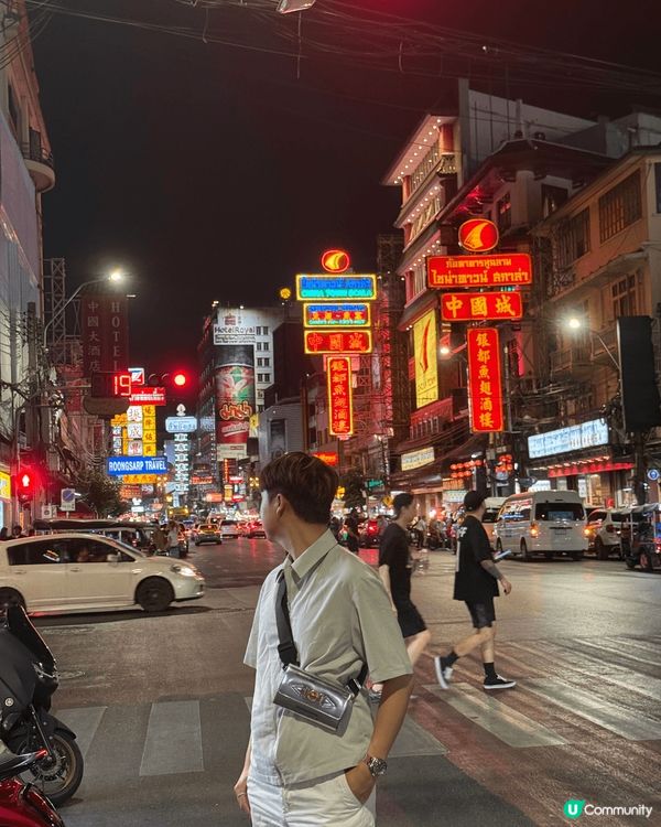 泰國曼谷嘅唐人街，附近有好多好嘢食，食咗個豬腳飯超正呀！