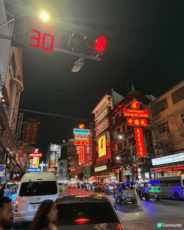 泰國曼谷嘅唐人街，附近有好多好嘢食，食咗個豬腳飯超正呀！