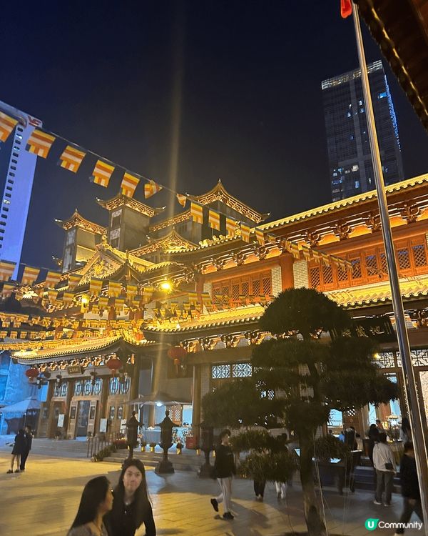 去左廣州大佛古寺，超壯觀，金碧輝煌，好多人都來參拜，還有廣州...