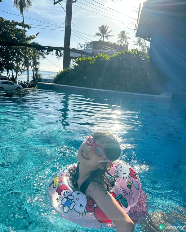 我們全家都超級喜歡布吉的陽光與海灘😎，超靚嘅藍天同超靚嘅沙灘...