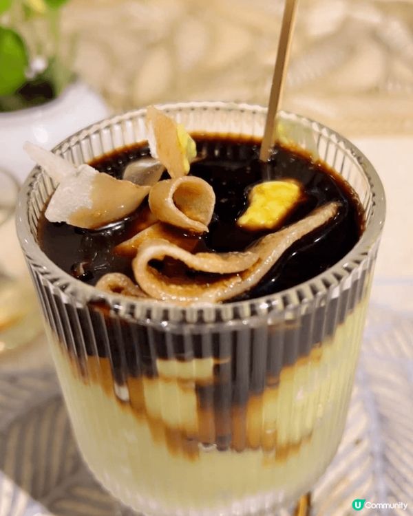 越南峴港的巴拿山「佛手托金橋」是近期熱門旅遊熱點，這處位於高...