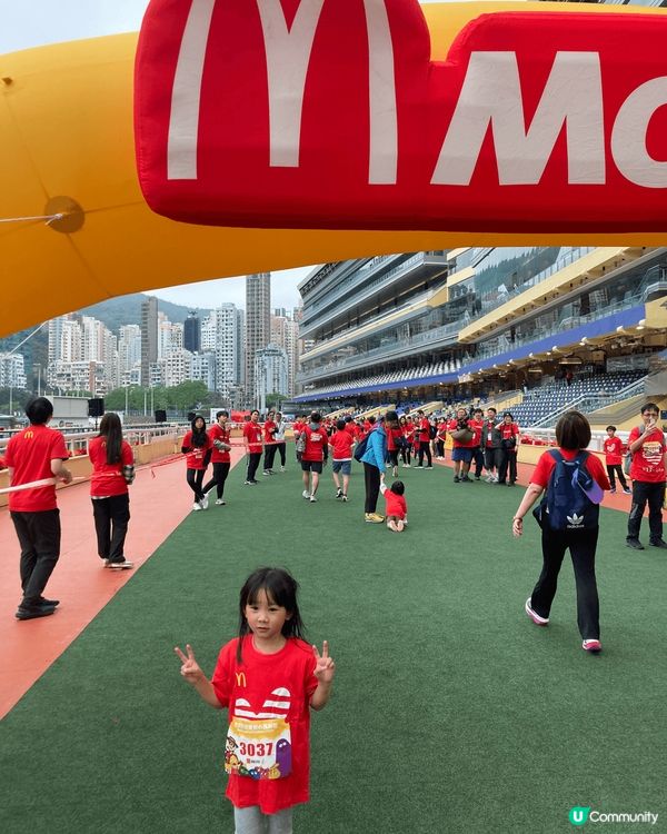 跑馬地賽馬會馬場，一年一度的慈善親子跑盛事，小朋友可以畫臉，...