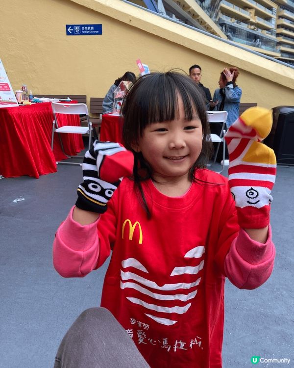 跑馬地賽馬會馬場，一年一度的慈善親子跑盛事，小朋友可以畫臉，...