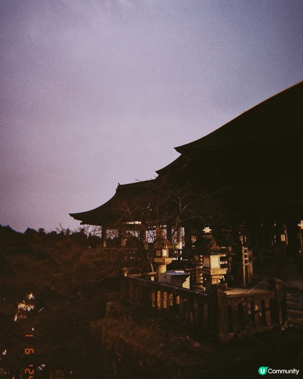 清水寺位於京都市東部的音羽山上，是京都數一數二的知名寺院，吸...