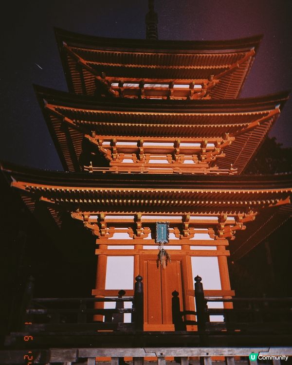 清水寺位於京都市東部的音羽山上，是京都數一數二的知名寺院，吸...