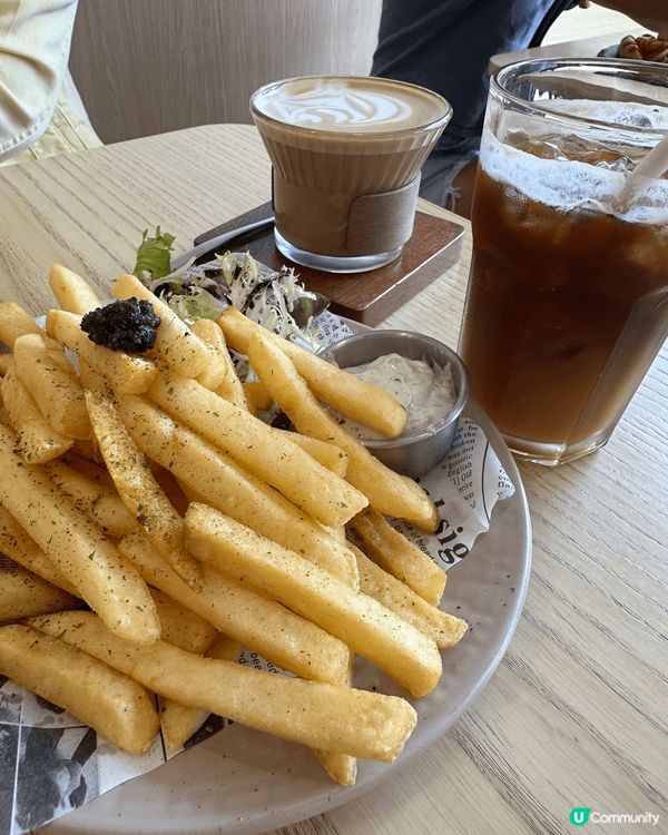 這間E for Egg cafe 係大圍，金沙軟殼蟹三文魚籽...