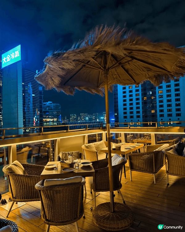 遠眺維港醉人景色 令人置身於渡假海灘般嘅餐廳酒吧