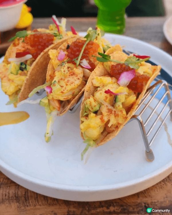 遠眺維港醉人景色 令人置身於渡假海灘般嘅餐廳酒吧