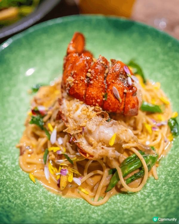 遠眺維港醉人景色 令人置身於渡假海灘般嘅餐廳酒吧