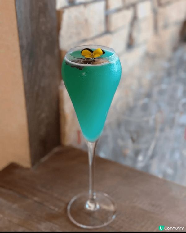 遠眺維港醉人景色 令人置身於渡假海灘般嘅餐廳酒吧